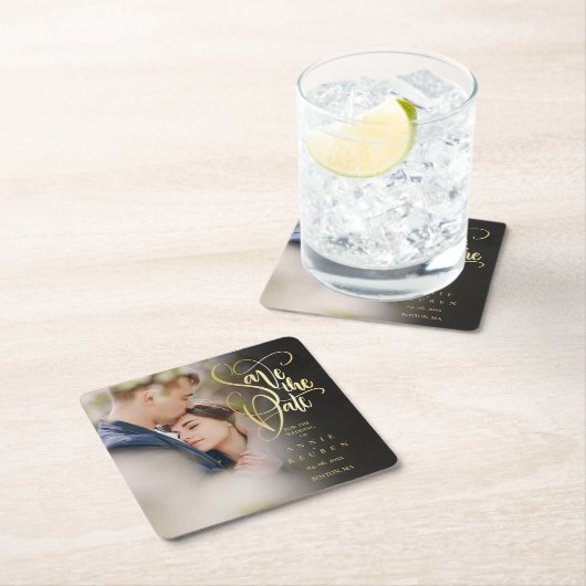 Foto Modernes Save the Date Elegantes Gold Script Rechteckiger Pappuntersetzer (Vor Ort)