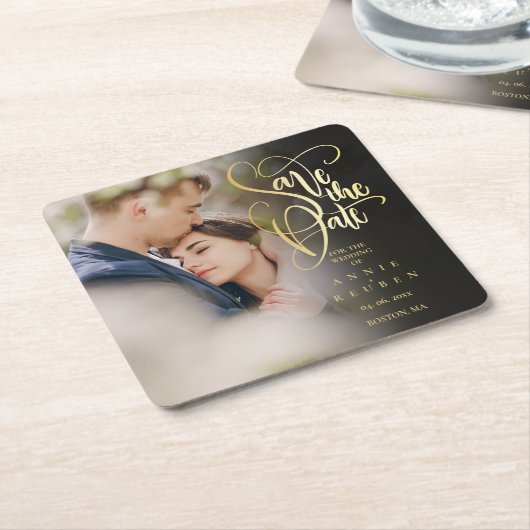 Foto Modernes Save the Date Elegantes Gold Script Rechteckiger Pappuntersetzer (angewinkelt)