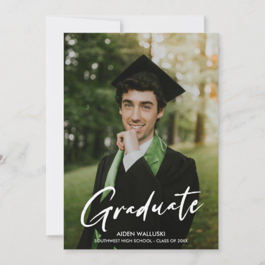 Foto Modernes Script Black Cap Party Abschluss Einladung (Vorderseite)