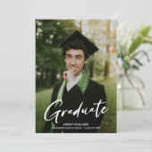 Foto Modernes Script Black Cap Party Abschluss Einladung (Stehend Vorderseite)