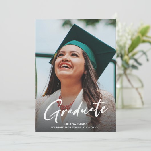 Foto Modernes Script Green Cap Party Abschluss Einladung (Stehend Vorderseite)