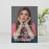 Foto Monogramm glücklich 20. Geburtstag grau weiß Einladung (Stehend Vorderseite)