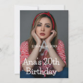 Foto Monogramm glücklich 20. Geburtstag grau weiß Einladung (Rückseite)