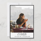 Foto-Monogramm zur Beerdigung Elegantes Schwarzes Einladung (Rückseite)