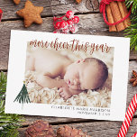 Foto New Baby Christmas Geburtserklärung Einladung<br><div class="desc">Teilen Sie mit Ihrer Familie und Ihren Freunden, dass Sie in diesem Jahr mehr Beifall hinzugefügt haben. Diese einfache, elegante Geburtsankündigung ist der perfekte Weg, um die Ankunft Ihres neuen Babys anzukündigen. Stellen Sie den Text auf der Vorder- und Rückseite der Karte ein. Personalisieren Sie Ihre Geburt mit 1 Foto...</div>