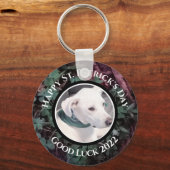 Foto Niedlicher weißer Hunde Grüne Kleeblätter Schlüsselanhänger (Vorderseite)