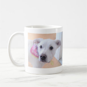 Foto Niedlicher weißer Welpenhund mit süßem Augent Kaffeetasse