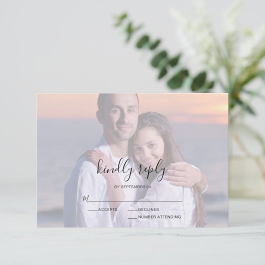 Foto Overlay Script Typografie Wedding RSVP Card (Stehend Vorderseite)