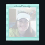 Foto Personalisiert Familienname Notizblock<br><div class="desc">Ein quadratisches Foto hochladen. Einfach zu bedienende Vorlage. Geben Sie einfach Ihren eigenen Familiennamen ein,  um ihn zu Ihrem eigenen zu machen. Farbstreifendesign mit anderen Farben verfügbar. Ideal für Zollbüros,  Schulen oder Privatbücher.</div>