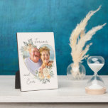 Foto Plaque Fotoplatte<br><div class="desc">Maßgeschneiderte Foto-Plakette,  die Ihr LieblingsFoto in einem geometrisch geformten goldenen Rahmen zeigt. Der Rahmen ist mit Aquarellbouquets aus Creme und Aprikosen-Blume geschmückt. Es wird mit dem Wortlaut "ewig und immer" in eleganter lässiger,  handgeschriebener Schrift auf neutralem,  mandelweißem Hintergrund geschrieben,  die Sie alle bearbeiten können,  wenn Sie möchten.</div>