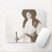 Foto Portrait eines Cowgirl Holding a Rifle, c1910 Mousepad (Mit Mouse)