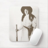 Foto Portrait eines Cowgirl Holding a Rifle, c1910 Mousepad (Mit Mouse)