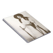 Foto Portrait eines Cowgirl Holding a Rifle, c1910 Notizblock (Rechte Seite)