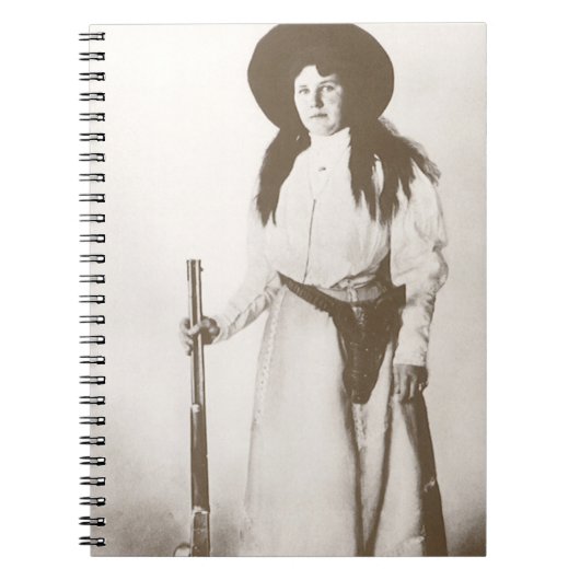 Foto Portrait eines Cowgirl Holding a Rifle, c1910 Notizblock (Vorderseite)