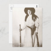 Foto Portrait eines Cowgirl Holding a Rifle, c1910 Postkarte (Vorne/Hinten)