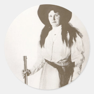 Foto Portrait eines Cowgirl Holding a Rifle, c1910 Runder Aufkleber
