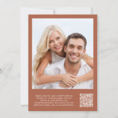 Foto QR Code Terracotta Hintergrund Vellum Overlay Einladung (Rückseite)