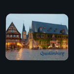 Foto Quedlinburg Magnet<br><div class="desc">Auf diesem Andenken-Magneten ist ein Foto des schönen Marktet-Platzes mit dem Rathaus in Quedlinburg, Sachsen Anhalt, zu sehen. Der Text ist anpassbar oder abnehmbar. Die Magnete machen ein Geschenk, oder ein persönliches Geschenk, um auf Ihrem Kühlschrank oder Aktenschrank zu bleiben. Dieser Magnet misst 7, 6 cm x 10, 2 cm...</div>