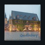 Foto Quedlinburg Magnet<br><div class="desc">Auf diesem Andenken-Magneten ist ein Foto des schönen Marktet-Platzes mit dem Rathaus in Quedlinburg, Sachsen Anhalt, zu sehen. Der Text ist anpassbar oder abnehmbar. Die Magnete machen ein Geschenk, oder ein persönliches Geschenk, um auf Ihrem Kühlschrank oder Aktenschrank zu bleiben. Dieser quadratische Magnet ist 2" x 2" (5cm x 5cm)...</div>