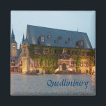 Foto Quedlinburg Magnet<br><div class="desc">Auf diesem Andenken-Magneten ist ein Foto des schönen Marktet-Platzes mit dem Rathaus in Quedlinburg, Sachsen Anhalt, zu sehen. Der Text ist anpassbar oder abnehmbar. Die Magnete machen ein Geschenk, oder ein persönliches Geschenk, um auf Ihrem Kühlschrank oder Aktenschrank zu bleiben. Dieser quadratische Magnet ist 2" x 2" (5cm x 5cm)...</div>