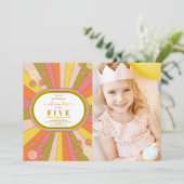 Foto Retro Groovy 70er Jahre Themed Kindergeburtst Einladung (Stehend Vorderseite)