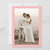 Foto Rosafarbene Blütenblätter & Prosecco Brautpar Einladung (Rückseite)