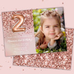 Foto Rose Gold Kids Girl 2. Geburtstag Party Einladung<br><div class="desc">Foto elegante Rose Gold 2. Geburtstagsfeier Party Einladung für ein 2-jähriges Mädchen mit elegantem Drehbuch und lustigen Folienballons.</div>