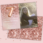 Foto Rose Gold Kids Girl 7. Geburtstagsparty Einladung<br><div class="desc">Foto elegante Rose Gold 7. Geburtstagsfeier Einladung für ein 7-jähriges Mädchen mit elegantem Drehbuch und lustigen Ballons.</div>