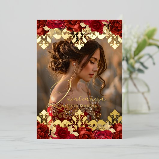 Foto Rote Rose Gold Damask Blumenkohle Folieneinladung (Stehend vorne)