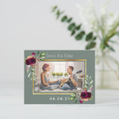 Foto Salbeigrün burgundy Hochzeit Speichern Sie da Ankündigungspostkarte (Stehend Vorderseite)