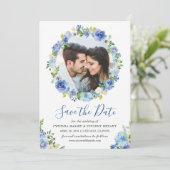 Foto Save the Date Blue Hydrangeas Floral Wreath (Stehend Vorderseite)