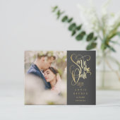 Foto Save the Date Elegantes Gold Script Ankündigungspostkarte (Stehend Vorderseite)