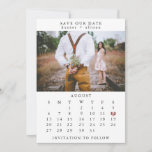 Foto Save the Date Kalender<br><div class="desc">Diese einfache Hochzeit speichern Sie das Datum Vorlage verfügt über ein sauberes,  modernes Design. Passen Sie es mit Ihren Informationen an und machen Sie es einzigartig! Klicken Sie zum Verschieben des Herzens auf Personalisieren > Nach unten scrollen > auf "Weiter anpassen".</div>