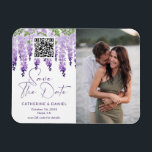 Foto Save the Date Watercolor Wisteria Wedding Magnet<br><div class="desc">Foto Save the Date Watercolor Wisteria Wedding Save The Date Magnete verfügt über elegante Watercolor Wisteria Blume in weicher Lilie, Lavendel und lila mit Grün auf einem weißen Hintergrund mit Ihren Save the Date Informationen unten inklusive einem benutzerdefinierten QR Code. Personalisieren Sie diese, indem Sie den Text in den bereitgestellten...</div>