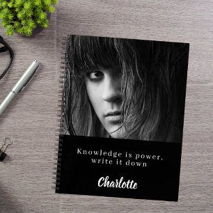 Foto Schwarz-weißer Kursteilnehmer Notizblock