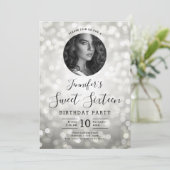 FOTO Silver Bokeh Lights Sweet 16 Party Einladung (Stehend Vorderseite)