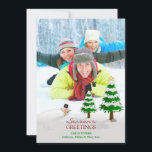Foto Snowman Wintercard für die Weihnachtsfeier Feiertagskarte<br><div class="desc">Woll Ferienkarten an Freunde und Familie zu schicken? Es gibt nichts Besseres, als mit ihnen dein eigenes Foto oder deine Lieben zu teilen, um ihnen in dieser Saison frohe Weihnachten zu wünschen. Sie müssen nur das Foto und die Texte auf der Karte ändern. Um den Schriftart, die Farbe und die...</div>