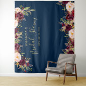 Foto-Stand des Burgund-Floral-Navy-Brautparty Wandteppich (Beispiel)