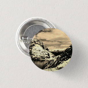 Foto-Stift mit verschneitem Bergsee und Wolkenland Button