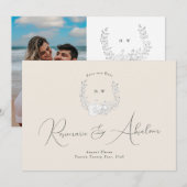 Foto Subtle Elegance | Classic Wreath Monogram Save The Date (Vorne/Hinten)