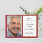 Foto Surprise Retirement Party | Rot und Gold Einladung (Stehend Vorderseite)
