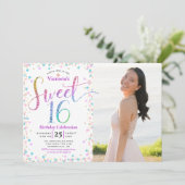 Foto Sweet 16 Rainbow Glitzer Confetti Birthday Einladung (Stehend Vorderseite)