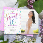 Foto Sweet 16 Rainbow Glitzer Confetti Birthday Einladung<br><div class="desc">"Happy Sweet 16". Senden Sie diese atemberaubende, funkelnd, mädchenhafte, festliche, moderne, personalisierte, maßgeschneiderte Foto-Party Einladung für eine Veranstaltung, an die Sie sich erinnern können. Rainbow Glitzer Schrift Typografie und festlich türkis, lila Rosa und Goldkonfetti, überlagern einen weißen Hintergrund auf der verlassen Kartenhälfte. Ein Foto des Geburtstagsmädchens ist rechts. Und ein...</div>