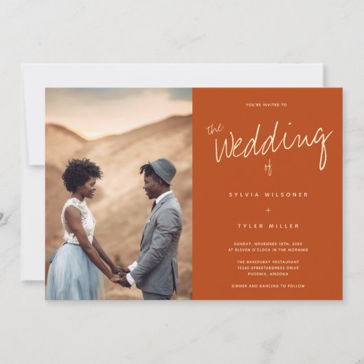 Foto Typografie Burnt Orange Wedding Einladung (Vorderseite)