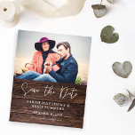 Foto über Holz B Rustikal Save the Date Flyer<br><div class="desc">****** PAPIER IST DÜNN. AKTUALISIEREN SIE EIN BILDERPAPIER. ES SIND KEINE ENVELOPEN ENTHALTEN. FÜR KARTENLAGER, THICKERKARTEN, KARO DEN LINK UNTEN AUS. KARTENBESTAND, THICKERKARTEN HABEN EINE OPTION FÜR ENVELOPES ODER ENTHALTEN SIE******* Keine Umschläge, Papier Flyer-Version. Rett Geld für formelle Einladungen mit dieser Einladung. Holen Sie sich Ihre Gäste bereit für die...</div>