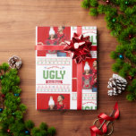 Foto Ugge Christmas Sweater Red Green Nordic Stric Geschenkpapier<br><div class="desc">"Nimm dir ein hässliches Weihnachtsgeschenk." Feiern Sie die Urlaubssaison in "style" mit diesem einzigartigen, lustigen personalisierten Foto-Packpapier! Ein niedliches, nordisches Strick-Paradies aus Krustbäumen, Rentieren, Ziergegenständen, zusammen mit spielerischer "Pullover"-Typografie in Rot und Grün und staubigen Stahlblau sowie einem Foto Ihrer Wahl überlagern einen weißen Hintergrund. Fühlen Sie sich die Wärme und...</div>