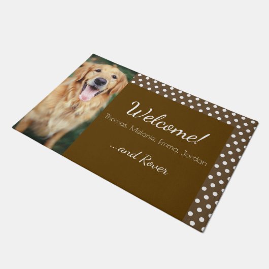 Foto und Familienname Polka Dot Brown Willkommen Fußmatte (Schrägansicht)