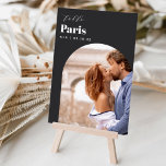 Foto und Name des Reiseziels Tischnummer<br><div class="desc">Fügen Sie Ihren Hochzeitsempfängertischen eine besondere Touch mit diesen individuellen Foto Tischnummer Karten. Benennen Sie jede Tabelle nach einem unvergesslichen Reiseziel und fügen Sie diesen Karteninhabern ein Foto und den Namen des Zielortes hinzu. Ihr Foto ist unten in einem Bogenlayout ausgerichtet, mit dem Ortsnamen und Ihren Initialen und dem Hochzeitstag...</div>