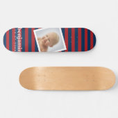 Foto und rotes blaues Streifenmuster - Name Skateboard (Horizontal)