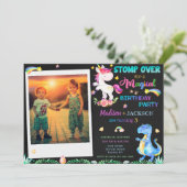 Foto Unicorn und Dinosaurier Einladung zum Geburts (Stehend Vorderseite)